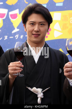 Tokyo, Japon. 16 novembre 2017. L'acteur de Kabuki Onoe Matsuya assiste à l'ouverture du festival 'Beaujolais Maturi' alors que l'embargo sur le vin français a été levé à minuit à Tokyo le jeudi 16 novembre 2017. Crédit : Yoshio Tsunoda/AFLO/Alamy Live News Banque D'Images