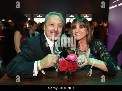 Berlin, Allemagne. 16 novembre 2017. Wolfgang Stumph et son épouse Christine célébrant lors de l'after-party de la 69e édition des Bambi Awards à Berlin, Allemagne, le 16 novembre 2017. Crédit : Jens Kalaene/dpa/Alamy Live News Banque D'Images