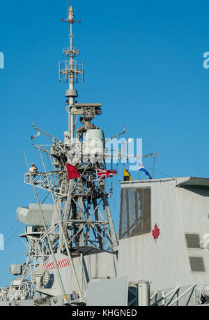 Bassin d'entrée du port de Leith,, Édimbourg, Écosse, Royaume-Uni. 16 Nov, 2017. Montréal est une frégate de la classe Halifax de la Marine canadienne, faisant partie de la Force navale permanente de l'Atlantique (STANAVFORLANT), sur une visite de courtoisie à l'Écosse et battant l'Union Jack et sautoir les drapeaux sur un ciel bleu ensoleillé jour d'automne Banque D'Images