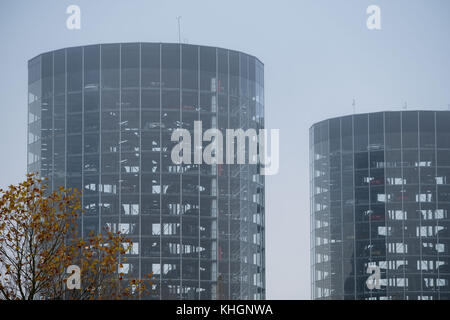 Wolfsburg, Allemagne. 17 novembre 2017. Les tours Volkswagen abritant des voitures neuves photographiées au milieu de la brume dans les locaux de VW à Wolfsburg, en Allemagne, le 17 novembre 2017. Le conseil de surveillance de Volkswagen s'est réuni pour discuter du prochain plan budgétaire du géant de l'automobile. Le constructeur automobile vise à faire approuver par les contrôleurs ses plans d'investissement pour les cinq prochaines années. Crédit : dpa Picture alliance/Alamy Live News Banque D'Images