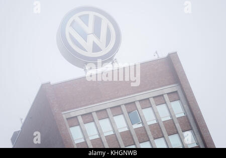 Wolfsburg, Allemagne. 17 novembre 2017. Le logo Volkswagen et une fenêtre ouverte au dernier étage photographiés dans le brouillard sur le siège de la société à Wolfsburg, en Allemagne, le 17 novembre 2017. Le conseil de surveillance de Volkswagen s'est réuni pour discuter du prochain plan budgétaire du géant de l'automobile. Le constructeur automobile vise à faire approuver par les contrôleurs ses plans d'investissement pour les cinq prochaines années. Crédit : dpa Picture alliance/Alamy Live News Banque D'Images