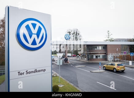 Wolfsburg, Allemagne. 17 novembre 2017. Photo de la porte d'accès Sandkamp de Volkswagen prise à Wolfsburg, Allemagne, le 17 novembre 2017. Le conseil de surveillance de Volkswagen s'est réuni pour discuter du prochain plan budgétaire du géant de l'automobile. Le constructeur automobile vise à faire approuver par les contrôleurs ses plans d'investissement pour les cinq prochaines années. Crédit : dpa Picture alliance/Alamy Live News Banque D'Images