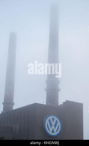 Wolfsburg, Allemagne. 17 novembre 2017. Les cheminées de la centrale Volkswagen photographiées au milieu du brouillard sur le siège de la société à Wolfsburg, en Allemagne, le 17 novembre 2017. Le conseil de surveillance de Volkswagen s'est réuni pour discuter du prochain plan budgétaire du géant de l'automobile. Le constructeur automobile vise à faire approuver par les contrôleurs ses plans d'investissement pour les cinq prochaines années. Crédit : dpa Picture alliance/Alamy Live News Banque D'Images