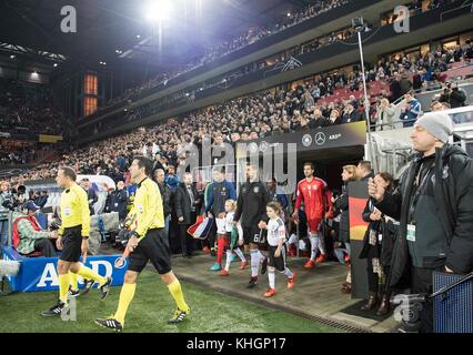 Koeln, Deutschland. 14 novembre 2017. Einlauf der Mannschaften in das Stadion, arbitre de gauche à droite Cueneyt CAKIR (Cuneyt/ Tuerkei), Raphael VARANE (FRA), Sami KHEDIRA (GER), gardien Kevin TRAPP (GER) Fussball Laenderspiel, Freundschaftsspiel, Allemagne (GER) - Frankreich (FRA) 2:2, AM 14.11.2017 à Koeln/ Allemagne. |utilisation dans le monde entier crédit : dpa/Alamy Live News Banque D'Images