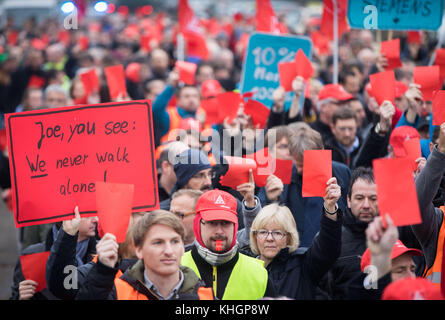 Offenbach, Allemagne. 17 novembre 2017. Les employés de la succursale Siemens d'Offenbach portent un carton rouge pour Joe Kaeser, directeur de Siemens, lors d'une manifestation contre la fermeture prévue de l'usine à Offenbach, en Allemagne, le 17 novembre 2017. La veille, la société Dax de Munich a mis en doute l'avenir de l'usine d'Offenbach, ainsi que celui des 700 emplois, lorsqu'elle a également annoncé la fermeture prévue des usines de Gorlitz et Leipzig. Crédit : Frank Rumpenhorst/dpa/Alamy Live News Banque D'Images