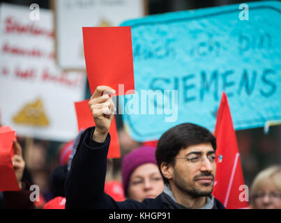 Offenbach, Allemagne. 17 novembre 2017. Les employés de la succursale Siemens d'Offenbach portent un carton rouge pour Joe Kaeser, directeur de Siemens, lors d'une manifestation contre la fermeture prévue de l'usine à Offenbach, en Allemagne, le 17 novembre 2017. La veille, la société Dax de Munich a mis en doute l'avenir de l'usine d'Offenbach, ainsi que celui des 700 emplois, lorsqu'elle a également annoncé la fermeture prévue des usines de Gorlitz et Leipzig. Crédit : Frank Rumpenhorst/dpa/Alamy Live News Banque D'Images