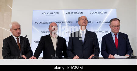 Wolfsburg, Allemagne. 17 novembre 2017. Le président du conseil d'administration de Volkswagen AG, Matthias Muller (de gauche à droite), le président du conseil des travailleurs de Volkswagen, Bernd Osterloh, le président du conseil de surveillance de Volkswagen, Hans Dieter Potsch et le premier ministre de l'État de Basse-Saxe, Stephan Weil, S'adressant à la presse lors de la réunion du conseil de surveillance de VW à Wolfsburg, Allemagne, 17 novembre 2017. Le conseil de surveillance de Volkswagen s'est réuni pour discuter du prochain plan budgétaire du géant de l'automobile. Credit: dpa Picture Alliance/Alay Live News Banque D'Images