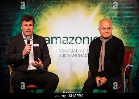 Hanovre, Allemagne. 17 novembre 2017. Andreas M. Casdorff (de gauche à droite) du zoo de Hanovre parlant du travail de l'artiste Yadegar Asisi (à droite) lors d'une conférence de presse sur l'inauguration du Panorama naturel de l'Amazone à Hanovre, Allemagne, le 17 novembre 2017. Crédit : Philipp von Ditfurth/dpa/Alamy Live News Banque D'Images