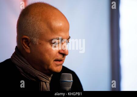 Hanovre, Allemagne. 17 novembre 2017. L’artiste Yadegar Asisi parle de son travail lors d’une conférence de presse sur l’inauguration du Panorama naturel amazonien à Hanovre, en Allemagne, le 17 novembre 2017. Crédit : Philipp von Ditfurth/dpa/Alamy Live News Banque D'Images
