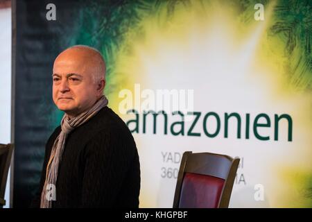 Hanovre, Allemagne. 17 novembre 2017. L’artiste Yadegar Asisi parle de son travail lors d’une conférence de presse sur l’inauguration du Panorama naturel amazonien à Hanovre, en Allemagne, le 17 novembre 2017. Crédit : Philipp von Ditfurth/dpa/Alamy Live News Banque D'Images