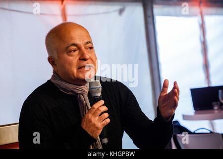 Hanovre, Allemagne. 17 novembre 2017. L’artiste Yadegar Asisi parle de son travail lors d’une conférence de presse sur l’inauguration du Panorama naturel amazonien à Hanovre, en Allemagne, le 17 novembre 2017. Crédit : Philipp von Ditfurth/dpa/Alamy Live News Banque D'Images