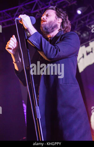 Milan, Italie. 16 Nov, 2017. L'auteur-compositrice-Joshua Michael Tillman connu sur scène comme le père John MISTY effectue sur scène à fabrique au cours de la 'Pure Comedy Tour' Credit : Rodolfo Sassano/Alamy Live News Banque D'Images