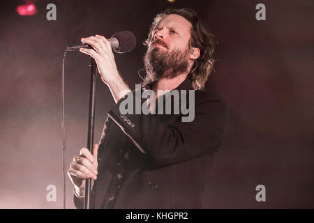 Milan, Italie. 16 Nov, 2017. L'auteur-compositrice-Joshua Michael Tillman connu sur scène comme le père John MISTY effectue sur scène à fabrique au cours de la 'Pure Comedy Tour' Credit : Rodolfo Sassano/Alamy Live News Banque D'Images