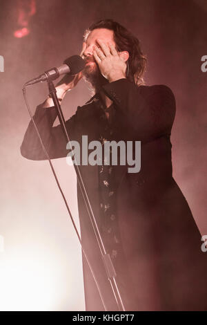 Milan, Italie. 16 Nov, 2017. L'auteur-compositrice-Joshua Michael Tillman connu sur scène comme le père John MISTY effectue sur scène à fabrique au cours de la 'Pure Comedy Tour' Credit : Rodolfo Sassano/Alamy Live News Banque D'Images