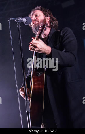 Milan, Italie. 16 Nov, 2017. L'auteur-compositrice-Joshua Michael Tillman connu sur scène comme le père John MISTY effectue sur scène à fabrique au cours de la 'Pure Comedy Tour' Credit : Rodolfo Sassano/Alamy Live News Banque D'Images