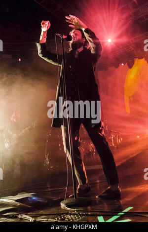 Milan, Italie. 16 Nov, 2017. L'auteur-compositrice-Joshua Michael Tillman connu sur scène comme le père John MISTY effectue sur scène à fabrique au cours de la 'Pure Comedy Tour' Credit : Rodolfo Sassano/Alamy Live News Banque D'Images