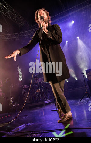 Milan, Italie. 16 Nov, 2017. L'auteur-compositrice-Joshua Michael Tillman connu sur scène comme le père John MISTY effectue sur scène à fabrique au cours de la 'Pure Comedy Tour' Credit : Rodolfo Sassano/Alamy Live News Banque D'Images