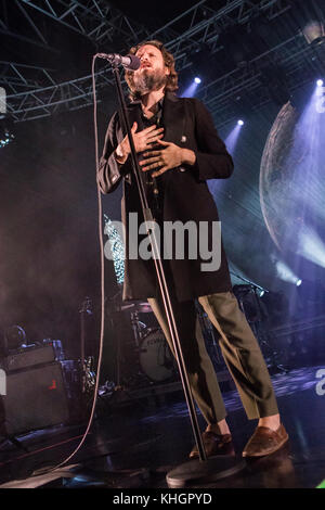 Milan, Italie. 16 Nov, 2017. L'auteur-compositrice-Joshua Michael Tillman connu sur scène comme le père John MISTY effectue sur scène à fabrique au cours de la 'Pure Comedy Tour' Credit : Rodolfo Sassano/Alamy Live News Banque D'Images