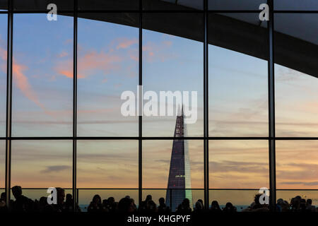 Londres, Royaume-Uni. 17 novembre 2017. Météo britannique. Les gens sur le bâtiment Walkie Talkie, 20 Fenchurch Street, plate-forme d'observation s'alignent le long de la terrasse et fenêtres panoramiques pour regarder le coucher du soleil. Un beau coucher de soleil conclut une journée froide mais très ensoleillée dans la capitale britannique avec un ciel dégagé au-dessus de Londres. Crédit : Actualités Imageplotter et Sports/Alamy Live News Banque D'Images