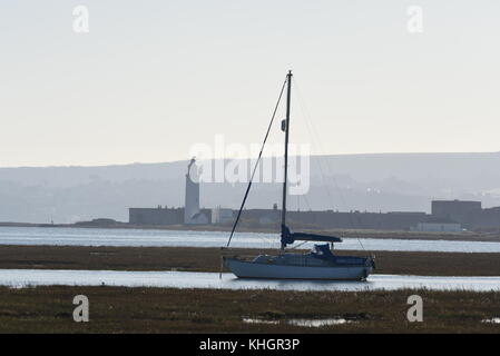 Le Hampshire, au Royaume-Uni. 17 novembre, 2017. les oiseaux, les animaux et les gens profiter de belles automne météo à Lymington et marais keyhaven réserve naturelle locale. Hampshire, Royaume-Uni. 17 novembre, 2017. crédit : Ajit wick/Alamy live news Banque D'Images