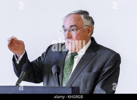 Hambourg, Allemagne. 17 novembre 2017. Klaus Muellen de l'institut Max Planck pour la recherche sur les polymères Mayence prononce son discours d'acceptation pour le prix scientifique de Hambourg 2017 lors d'une cérémonie à Hambourg, Allemagne, le 17 novembre 2017. Muellen partage le prix doté de 100 000 euros avec Xinliang Feng de la tu Dresde pour leurs recherches sur le nouveau graphène matériel polyvalent. Crédit : Markus Scholz/dpa/Alamy Live News Banque D'Images