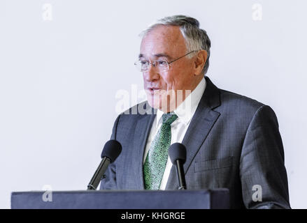 Hambourg, Allemagne. 17 novembre 2017. Klaus Muellen de l'institut Max Planck pour la recherche sur les polymères Mayence prononce son discours d'acceptation pour le prix scientifique de Hambourg 2017 lors d'une cérémonie à Hambourg, Allemagne, le 17 novembre 2017. Muellen partage le prix doté de 100 000 euros avec Xinliang Feng de la tu Dresde pour leurs recherches sur le nouveau graphène matériel polyvalent. Crédit : Markus Scholz/dpa/Alamy Live News Banque D'Images