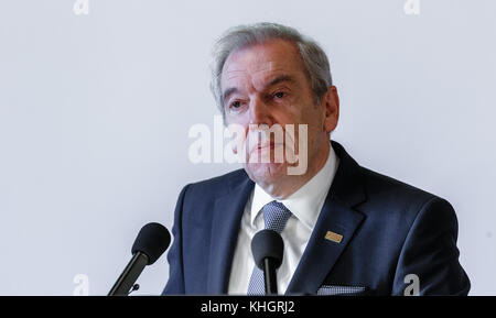 Hambourg, Allemagne. 17 novembre 2017. Edwin Kreuzer, président de l'Académie des sciences et des sciences humaines de Hambourg, prononce des discours en l'honneur des deux lauréats du Prix scientifique de Hambourg 2017 lors d'une cérémonie à Hambourg, en Allemagne, le 17 novembre 2017. Klaus Muellen de l'institut Max Planck pour la recherche sur les polymères Mainz partage le prix doté de 100 000 euros avec Xinliang Feng de la tu Dresde. Crédit : Markus Scholz/dpa/Alamy Live News Banque D'Images