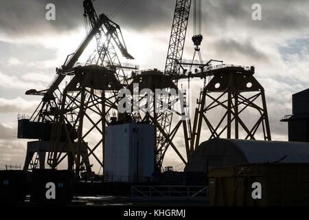 Zofingen, Ecosse, Royaume-Uni. 17 novembre, 2017. Avis de plates-formes pétrolières et gazières en mer en construction dans les fabrications de Burntisland (BiFab) Gare de triage à Zofingen dans le Fife, en Écosse. Les travailleurs de l'entreprise sont à risque de perdre leur emploi à cause de différends contractuels. Les Gouvernements britannique et écossais ainsi que le GMB et d'unir les syndicats sont en train d'essayer de parvenir à une solution pour économiser la main-d'œuvre. Credit : Iain Masterton/Alamy Live News Banque D'Images