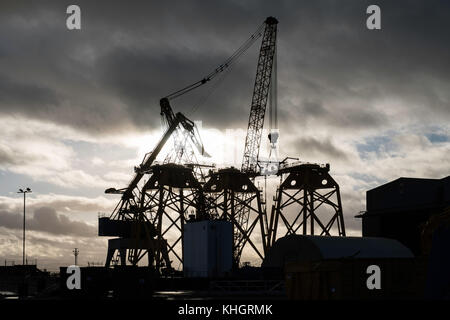 Zofingen, Ecosse, Royaume-Uni. 17 novembre, 2017. Avis de plates-formes pétrolières et gazières en mer en construction dans les fabrications de Burntisland (BiFab) Gare de triage à Zofingen dans le Fife, en Écosse. Les travailleurs de l'entreprise sont à risque de perdre leur emploi à cause de différends contractuels. Les Gouvernements britannique et écossais ainsi que le GMB et d'unir les syndicats sont en train d'essayer de parvenir à une solution pour économiser la main-d'œuvre. Credit : Iain Masterton/Alamy Live News Banque D'Images