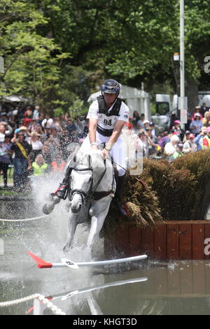 Le cavalier australien STUART Tinney Riding on WAR HAWK a terminé à la 3e place de l'épreuve CCI**** Cross Country aux Adelaide International Horse Trials à Adélaïde, Australie du Sud, le 18 novembre 2017. Le cheval de Tinney a frappé la perche au deuxième saut mais a réussi à reprendre son sang-froid pour terminer. Banque D'Images