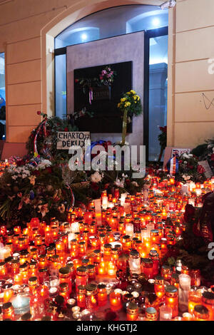 Prague, République tchèque, 17 novembre 2017. rue Narodni au cours de la 28e anniversaire de la révolution de velours à Prague, République tchèque, 17 novembre 2017. La république tchèque a marqué le 28e anniversaire de la révolution de velours, commémorant les événements du 17 novembre 1989, lorsque des centaines de milliers de personnes sont descendues dans les rues de Prague et d'autres villes à travers ce qui était encore la Tchécoslovaquie communiste pour exiger des réformes politiques et de plus grandes libertés. crédit : Petr bonek/Alamy live news Banque D'Images