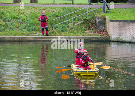 Cambridge, UK. 18 novembre, 2017. Formation des pompiers de Cambridge sur la rivière Cam le long de Chesterton road Crédit : Jason Marsh/Alamy Live News Banque D'Images
