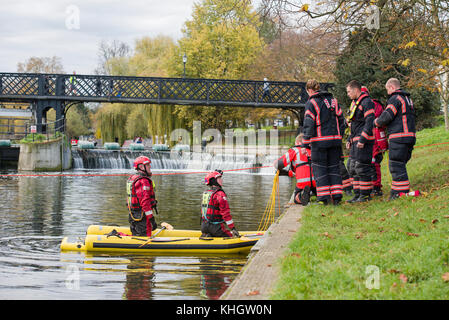 Cambridge, UK. 18 novembre, 2017. Formation des pompiers de Cambridge sur la rivière Cam le long de Chesterton road Crédit : Jason Marsh/Alamy Live News Banque D'Images