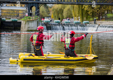 Cambridge, UK. 18 novembre, 2017. Formation des pompiers de Cambridge sur la rivière Cam le long de Chesterton road Crédit : Jason Marsh/Alamy Live News Banque D'Images