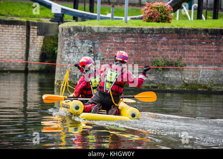 Cambridge, UK. 18 novembre, 2017. Formation des pompiers de Cambridge sur la rivière Cam le long de Chesterton road Crédit : Jason Marsh/Alamy Live News Banque D'Images