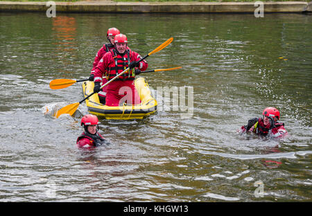 Cambridge, UK. 18 novembre, 2017. Formation des pompiers de Cambridge sur la rivière Cam le long de Chesterton road Crédit : Jason Marsh/Alamy Live News Banque D'Images