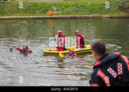 Cambridge, UK. 18 novembre, 2017. Formation des pompiers de Cambridge sur la rivière Cam le long de Chesterton road Crédit : Jason Marsh/Alamy Live News Banque D'Images