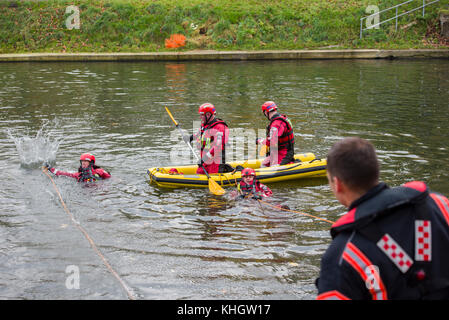 Cambridge, UK. 18 novembre, 2017. Formation des pompiers de Cambridge sur la rivière Cam le long de Chesterton road Crédit : Jason Marsh/Alamy Live News Banque D'Images