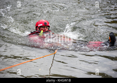 Cambridge, UK. 18 novembre, 2017. Formation des pompiers de Cambridge sur la rivière Cam le long de Chesterton road Crédit : Jason Marsh/Alamy Live News Banque D'Images
