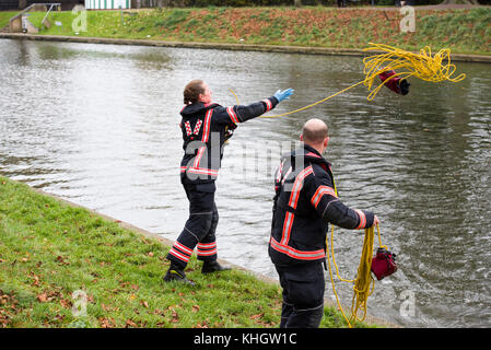 Cambridge, UK. 18 novembre, 2017. Formation des pompiers de Cambridge sur la rivière Cam le long de Chesterton road Crédit : Jason Marsh/Alamy Live News Banque D'Images