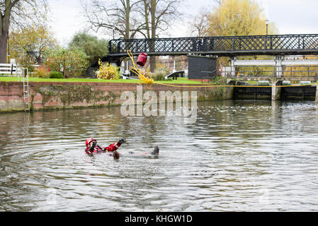 Cambridge, UK. 18 novembre, 2017. Formation des pompiers de Cambridge sur la rivière Cam le long de Chesterton road Crédit : Jason Marsh/Alamy Live News Banque D'Images