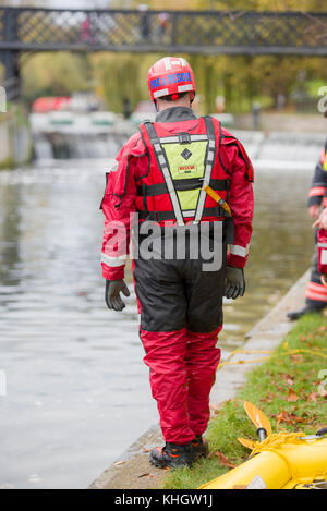 Cambridge, UK. 18 novembre, 2017. Formation des pompiers de Cambridge sur la rivière Cam le long de Chesterton road Crédit : Jason Marsh/Alamy Live News Banque D'Images
