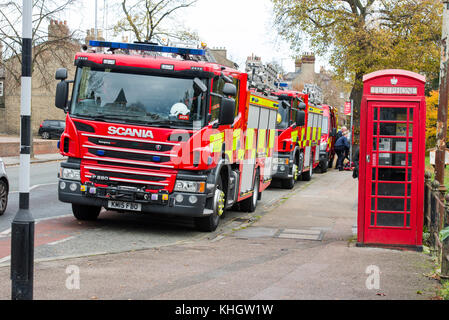 Cambridge, UK. 18 novembre, 2017. Formation des pompiers de Cambridge sur la rivière Cam le long de Chesterton road Crédit : Jason Marsh/Alamy Live News Banque D'Images