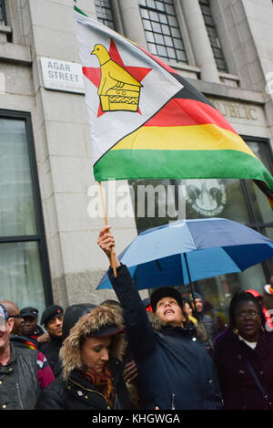 Strand, Londres, Royaume-Uni. 18 novembre 2017 les Zimbabwéens organisent une grande manifestation devant l'ambassade du Zimbabwe contre Robert Mugabe. Credit : Matthew Chattle/Alamy Live News Banque D'Images