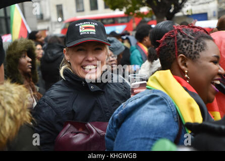 Strand, Londres, Royaume-Uni. 18 novembre 2017 les Zimbabwéens organisent une grande manifestation devant l'ambassade du Zimbabwe contre Robert Mugabe. Credit : Matthew Chattle/Alamy Live News Banque D'Images