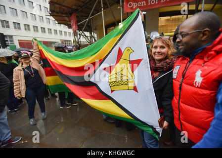 Strand, Londres, Royaume-Uni. 18 novembre 2017 les Zimbabwéens organisent une grande manifestation devant l'ambassade du Zimbabwe contre Robert Mugabe. Credit : Matthew Chattle/Alamy Live News Banque D'Images