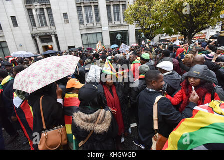 Strand, Londres, Royaume-Uni. 18 novembre 2017 les Zimbabwéens organisent une grande manifestation devant l'ambassade du Zimbabwe contre Robert Mugabe. Credit : Matthew Chattle/Alamy Live News Banque D'Images