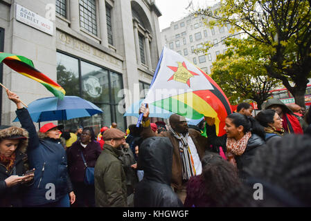 Strand, Londres, Royaume-Uni. 18 novembre 2017 les Zimbabwéens organisent une grande manifestation devant l'ambassade du Zimbabwe contre Robert Mugabe. Credit : Matthew Chattle/Alamy Live News Banque D'Images