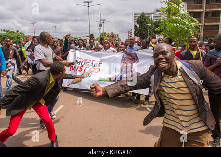 Harare, Zimbabwe. 17 novembre, 2017. Zimbabwe coup militaire démonstration marche de protestation pacifique contre Mugabe Robert Mugabe de nombreux manifestants qui protestaient harare célébration samedi crédit : christopher scott/Alamy live news Banque D'Images