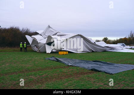 Bedfordshire UK, 18 novembre 2017. Désastre pour le plus grand dirigeable, l'AIRLANDER 10 qui est pensé pour avoir rompu avec elle amarre et déchiré par une clôture surmontés de barbelés, se situe maintenant dans le champ d'un agriculteur, à la recherche comme le cadavre d'une grande baleine blanche. Cardington, Bedfordshire, England UK. Banque D'Images